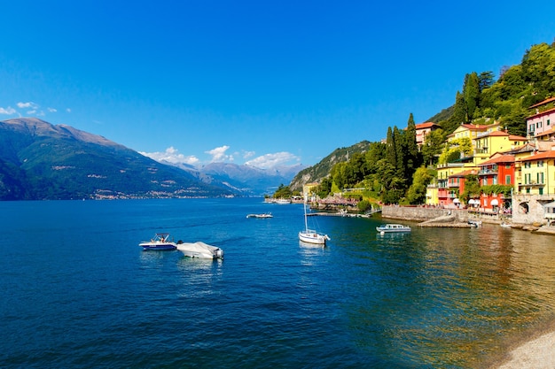 Varenna, jezioro Como, Włochy 20 września 2019 r. Varenna, małe miasteczko nad jeziorem Como. Widok na jezioro we Włoszech.