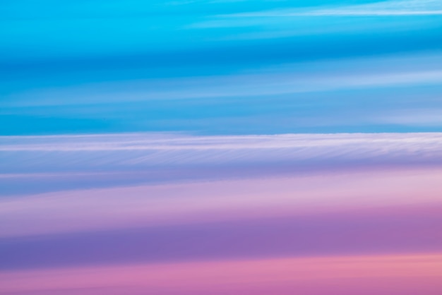 Zdjęcie varicolored pasiasty surrealistyczny niebo z cienia tłem