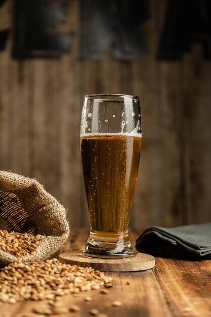 Zdjęcie vaso de cerveza con fondo de madera