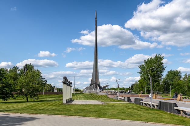 Vdnh Muzeum Kosmonautyki Pomniki Kosmonautów Na Alei Kosmonautów Moskwa Rosja