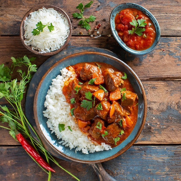 Veg biryani lub veg pulav Curry smażony ryż na talerzach