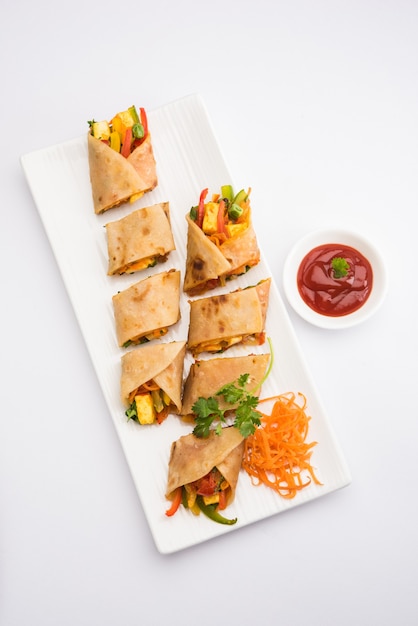 Veg Spring Roll LUB Wrap LUB Franky, zrobione z sera Paneer i warzyw nadziewanych wewnątrz Chapati lub Roti. Podawany z Ketchupem Pomidorowym. Selektywne skupienie