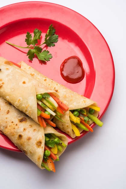 Veg Spring Roll Or Wrap Znany Również Jako Franky, Wykonany Z Sera Paneer I Warzyw Nadziewanych Wewnątrz Chapati Lub Roti. Podawany Z Ketchupem Pomidorowym. Selektywne Skupienie