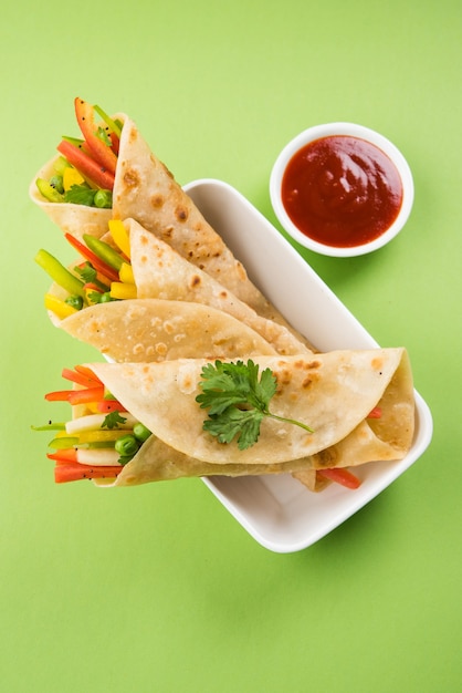 Veg Spring Roll Or Wrap Znany Również Jako Franky, Wykonany Z Sera Paneer I Warzyw Nadziewanych Wewnątrz Chapati Lub Roti. Podawany Z Ketchupem Pomidorowym. Selektywne Skupienie