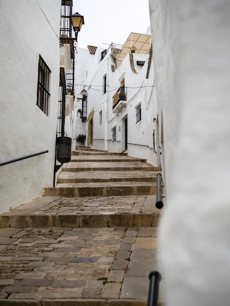 Vejer de la Frontera to biała wioska w prowincji Kadyks Andaluzja Hiszpania Typowa ulica białej wioski