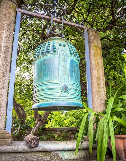 VENTIMIGLIA, WŁOCHY - OKOŁO SIERPIEŃ 2020: stary japoński dzwon znajdujący się w Hambury Gardens i drobno wykonany z brązu. Wydaje się, że pochodzi z buddyjskiej świątyni zniszczonej przez pożar w środkowej Japonii.