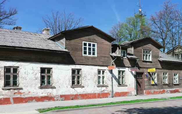 Ventspils, Łotwa - 8 maja 2016: Stary drewniany dom w Ventspils. Jest to miasto w regionie Kurlandii na Łotwie. Łotwa jest jednym z krajów bałtyckich