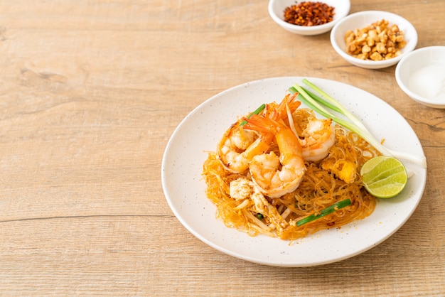 Vermicelli Pad Thai lub Thai Wermiszel smażony z krewetkami