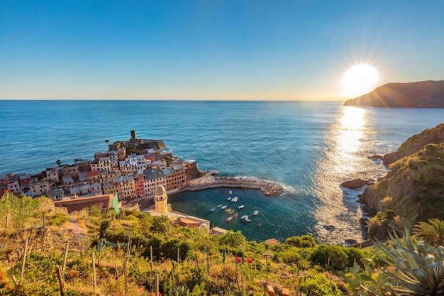 Vernazza w Cinque Terre we Włoszech o zachodzie słońca Popularna miejscowość turystyczna na wybrzeżu Ligurii