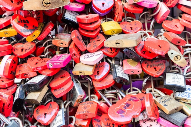 Verona Włochy Czerwiec 2022 tło zamków w kształcie serca na ścianie symbol miłości na zawsze