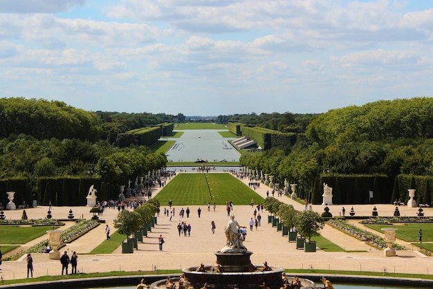 Versailles Francja 26 sierpnia 2019 Ładna panorama ogrodów wersalskich z Parterre d'Eau Odwiedzający cieszą się widokiem krajobrazu od Fontanny Latony aż do Canal Grande