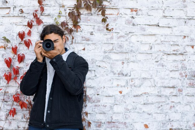 Vertical strzał męski fotograf z kopii przestrzenią