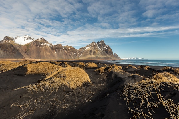 Vestrahorn góra w niebieskie niebo dniu w Iceland