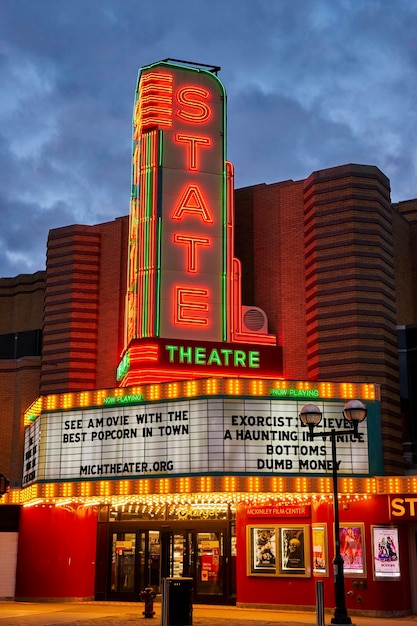 Zdjęcie vibrant state theatre marquee w blue hour w ann arbor