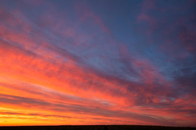 Vibrant Twilight Niebo kolorowych chmur lub świt