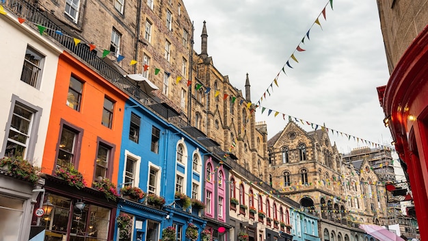 Victoria Street ze średniowiecznymi domami i sklepami z jaskrawymi fasadami Edynburg w Szkocji