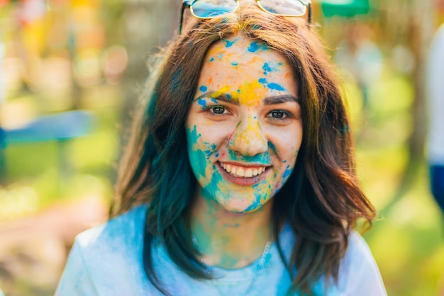 Viczuga, Federacja Rosyjska - 17 Czerwca 2018 R.: Festiwal Kolorów Holi. Portret Młodej Szczęśliwej Dziewczyny