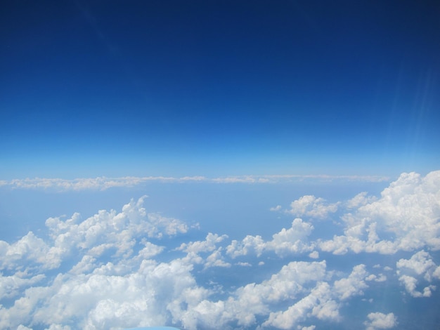 Viele Weisse Wolken Am Blauen Horizon Und Blauen Himmel