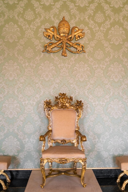 Ville ponteficie castel gandolfo włochy wnętrze pokoju z krzesłami i lustrem z okresu renesansu