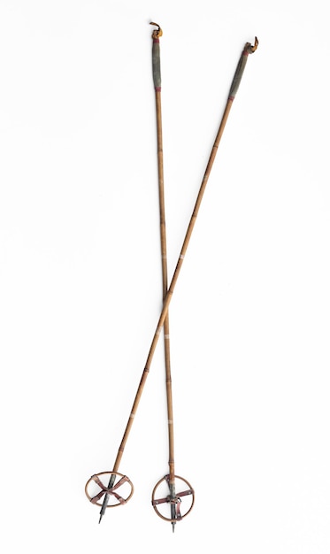Zdjęcie vintage bambusowe kijki narciarskie na białym tle