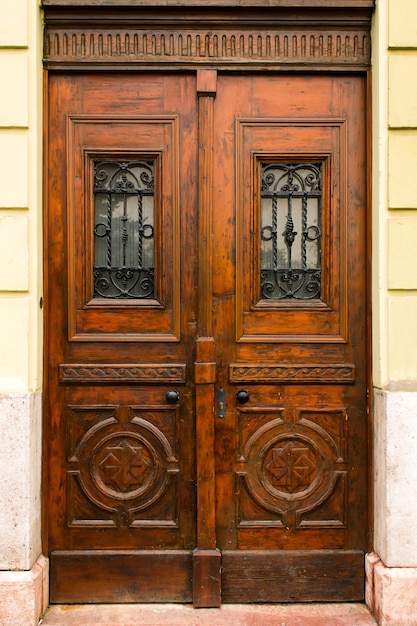 Vintage brązowe drewniane drzwi na zewnątrz w Europie