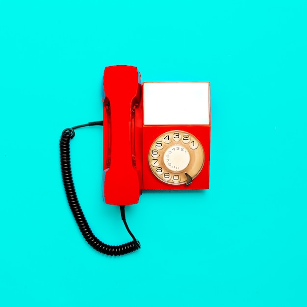 Vintage czerwony telefon. Minimalistyczny design