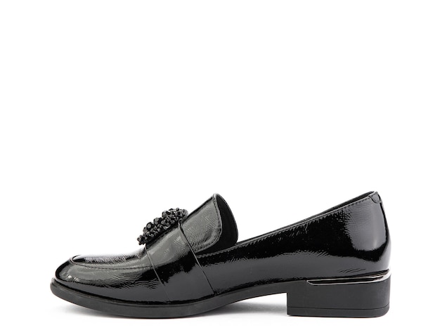 Vintage damskie mokasyny zbliżenie strzał reklamowy skórzane buty koncepcja zbliżenie buty na białym tle obiekt z bliska na białym tle