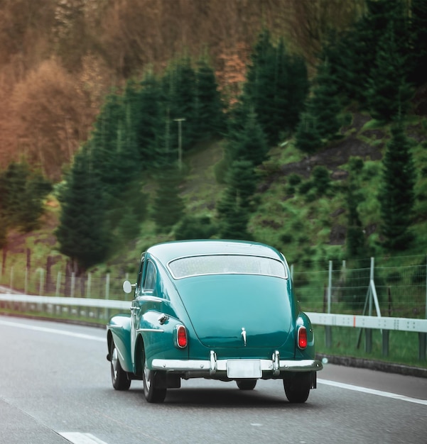 Zdjęcie vintage european beauty in motion blue oldtimer coupe pędzący ulicami