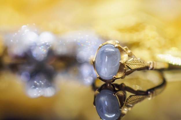 Vintage gold Jewelry. Pierścionki z niebieskim szafirem z odbiciem