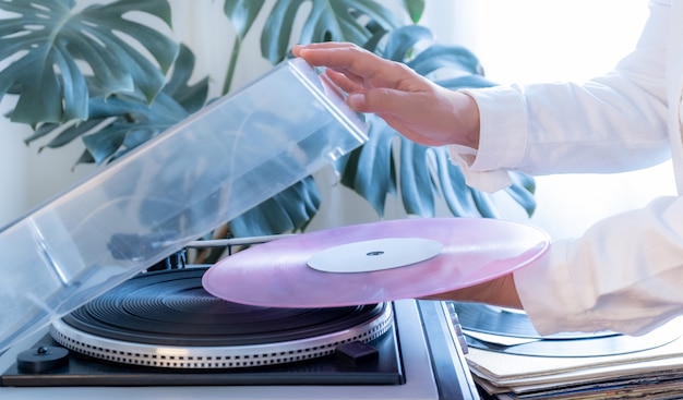 Vintage Gramofon Różowy Płyta Winylowa Ręka Tropikalny Pozostawia Stary Gramofon