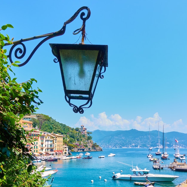 Vintage latarnia uliczna i port z jachtami i łodziami w Portofino, Włochy
