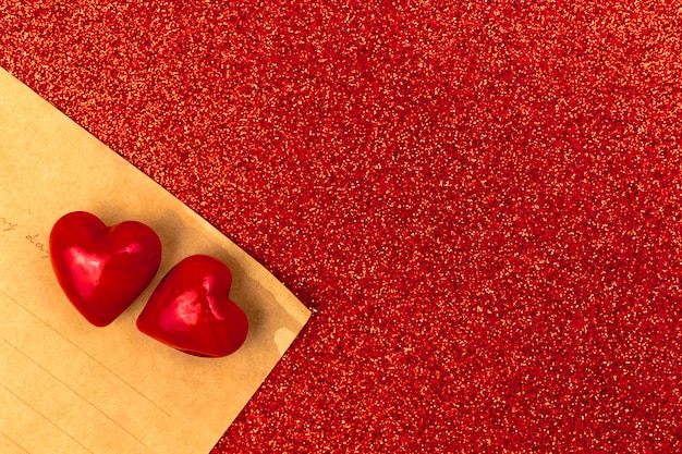 Vintage list miłosny papier z czerwonymi sercami walentynki na jasnym tle, płaski świecki, widok z góry i kopia miejsca zdjęcie