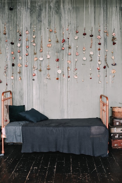 Vintage Loftowe Wnętrze Sypialni Z Dekoracjami W Ciemnych Kolorach W Starym Stylu