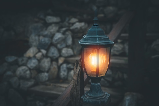 Vintage luksusowe oświetlenie na słupku wystrój na zewnątrz stare lampy z żarówkami w stylu vintage Oświetlenie na słupku na zewnątrz wystrój wnętrz Vintage żarówki