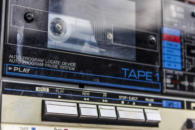 vintage magnetofon z kasetą w nim z bliska
