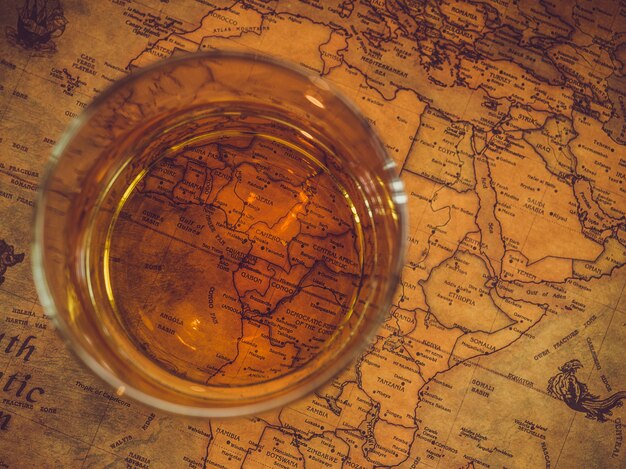 Vintage Mapa I Szklanka Whisky