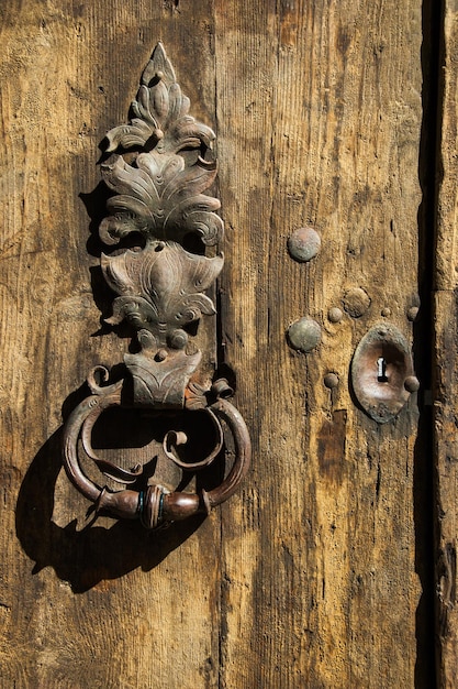 Vintage metal na drewnianych drzwiach