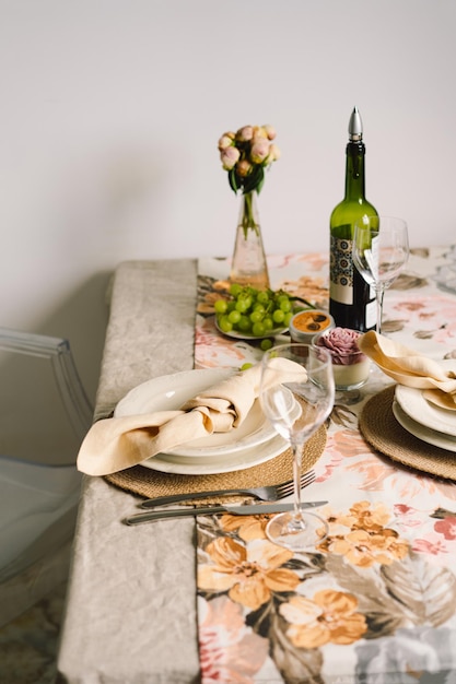 Vintage nakrycie stołu z lnianymi serwetkami i dekoracjami kwiatowymi Zbliżenie Przytulny spokojny posiłek rano w promieniach słońca