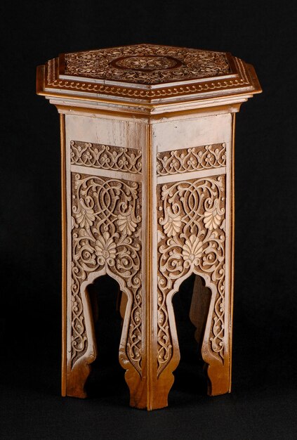 Vintage orientalny drewniany stół z artystyczną rzeźbą na czarnym tle