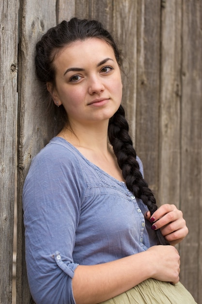 Vintage portret seksownej dziewczyny z kukurydzą, koncepcja zbiorów wiejskich