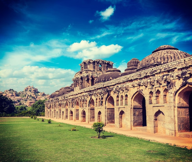 Vintage retro efekt przefiltrowany obraz podróży w stylu hipstera starożytnych ruin stajni słoni Royal Center Hampi Karnataka Indie Szyta panorama