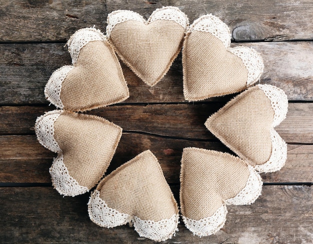 Vintage serca na drewnianym tle