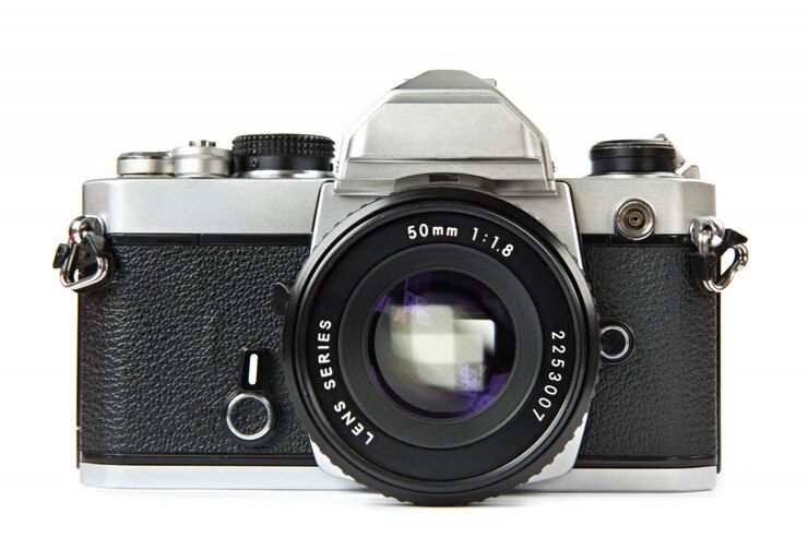 Zdjęcie vintage slr aparat na białym tle