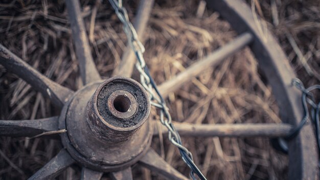 Zdjęcie vintage spokes wheel of trolley cart