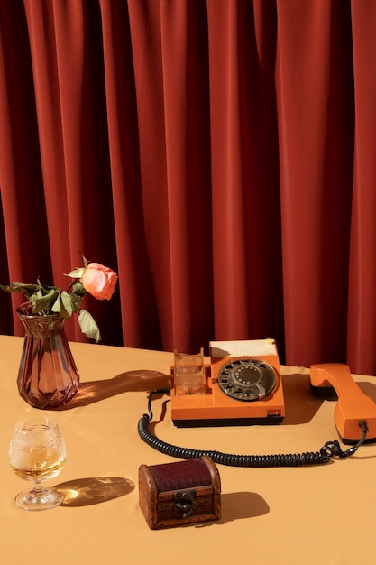 Vintage telefon w sklepie z używanymi rzeczami