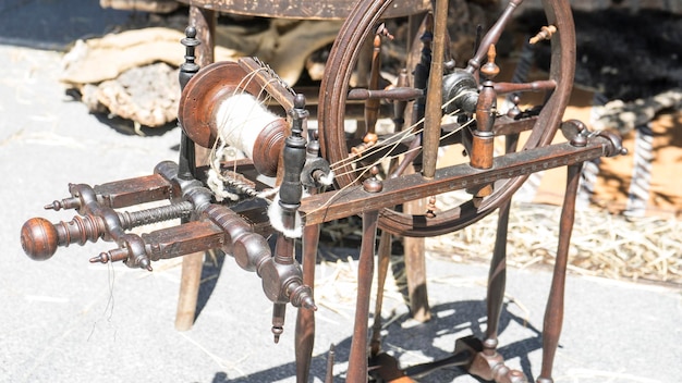 Zdjęcie vintage, tradycyjny kołowrotek do przędzy wełnianej, rzemieślniczy starożytny instrument