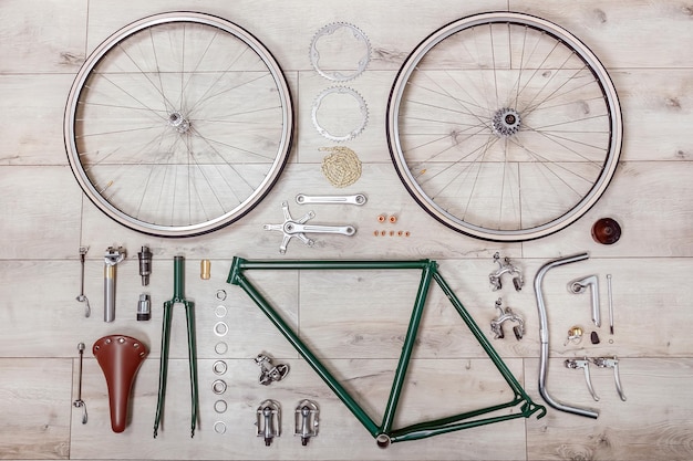 Zdjęcie vintage zielona rama rowerowa i części widok z góry