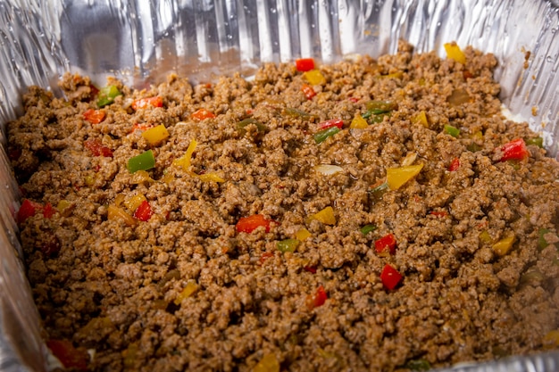 Vista Cerrada De Preparacion Carne Picada En Una Bandeja