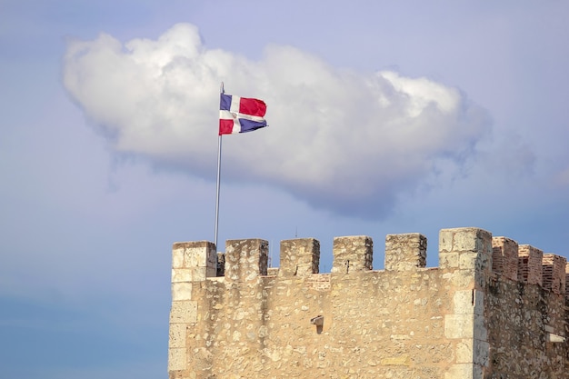 Vista panoramica desde lejos de La Fortaleza Ozama en la zona colonial con su bandera dominicana