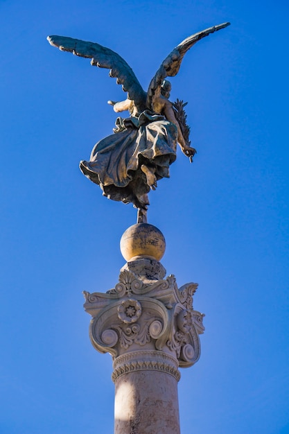 Zdjęcie vittoria alata statua na ołtarzu ojczyzny w rzymie, włochy